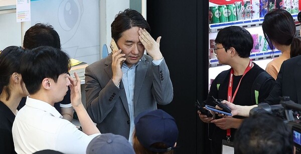 류화현 위메프 대표이사가 25일 새벽 서울 강남구 위메프 본사에서 정산 지연 사태로 상품을 환불받으려는 고객들을 응대하고 있다. 2024.7.25./연합뉴스