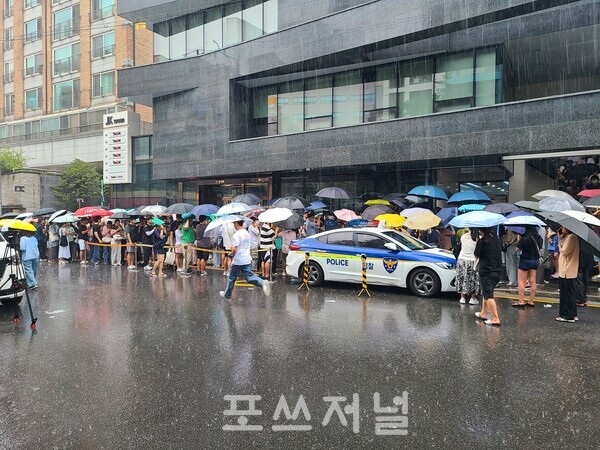 2024년 7월 26일 위메프와 티몬 정산 지연 사태로 피해를 입은 소비자들이 서울 강남구 티몬 본사 앞에서 사측에 환불을 요구하기 위해 기다리고 있다. /사진=이현민 기자