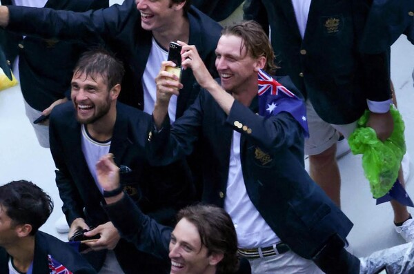 2024년 7월 26일(현지시간) 2024 파리 올림픽 개막식 퍼레이드에 참석한 각국 선수단이 '갤럭시 Z 플립6 올림픽 에디션'으로 사진촬영을 하고 있다./삼성전자