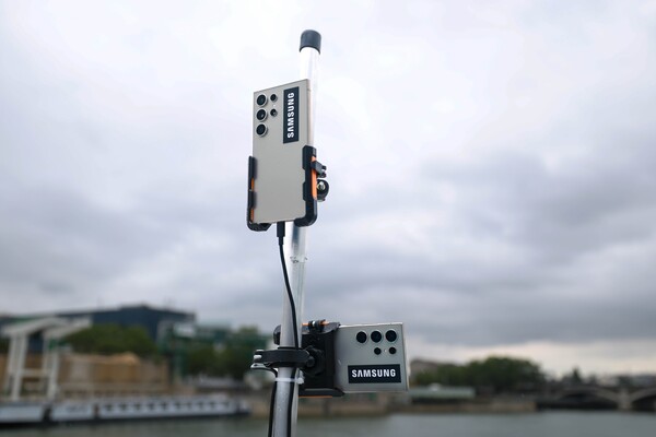 2024년 7월 26일(현지시간) 프랑스 파리 센강에서 진행된 올림픽 개막식 퍼레이드 선수단 보트에 생중계를 위해 설치된 '갤럭시 S24 울트라'./삼성전자