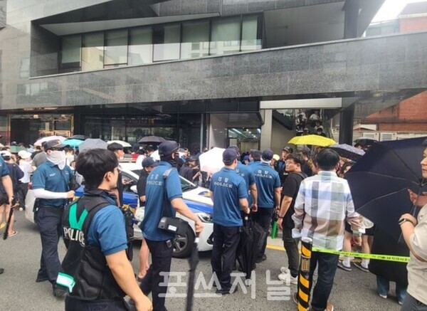 2024년 7월 26일 티몬 사무실이 있는 서울 강남구 신사동 JK타워 앞에 현장 환불을 받기위해 몰린 피해자들을 통제하기 위해 경찰이 출동해 있다. /사진=이현민 기자