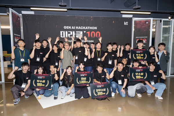 2024년 7월 26일 코엑스 스타트업 브랜치에서 진행된 ‘KT 미라클100 2024 데모데이’에서 참가자들이 심사위원과 단체 사진을 촬영하고 있다. 사진=KT