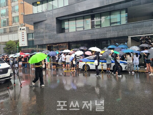 2024년 7월 26일 티몬 사무실이 있는 서울 신사동 JK타워 앞에 현장 환불을 받기위해 몰린 피해자들을 통제하기 위해 경찰이 출동해 있다. /사진=이현민 기자
