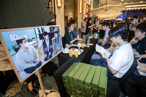 2024년 8월 2일 서울 송파구 소피텔 앰배서더 서울 KT 에이블스쿨 잡페어 현장에서 에이블스쿨 5기 교육생들이 채용 정보를 얻고 있는 모습./사진=KT