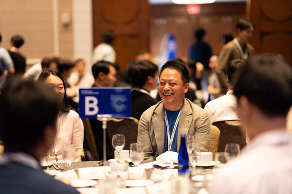 최윤호 삼성SDI 대표이사 사장이 2024년 8월 3일(현지시간) 미국 보스턴에서 열린 'Tech & Career 포럼'에서 참석자들과 대화하고 있다./삼성SDI