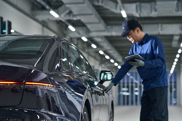 현대자동차는 2024년 8월 5일 전라북도 군산시에 새로운 인증 중고차 센터를 개소했다. 현대차 인증 중고차 상품화 전담인력이 품질점검을 진행하고 있다./사진=현대자동차