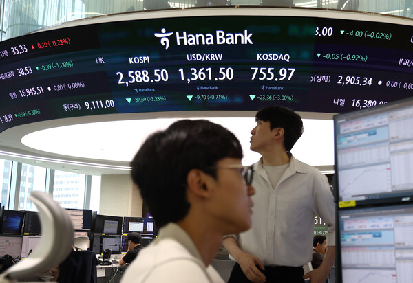 2024년 8월 5일 서울 중구 하나은행 딜링룸에서 직원들이 업무를 보고 있다. /사진=연합뉴스