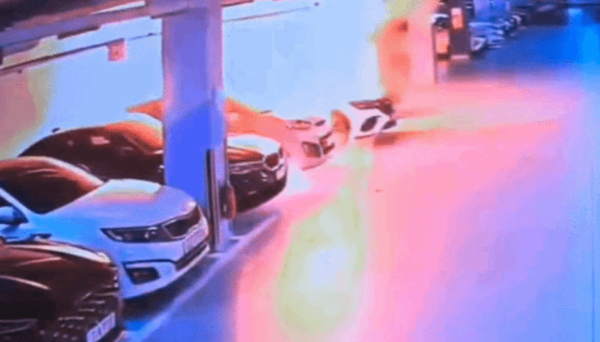 2024년 8월 1일 인천 서구 청라동 청라제일풍경채 2차 아파트 지하 주차장에서 벤츠 전기차에 배터리 폭발로 추정되는 화재가 발생하고 있다./사진=연합뉴스