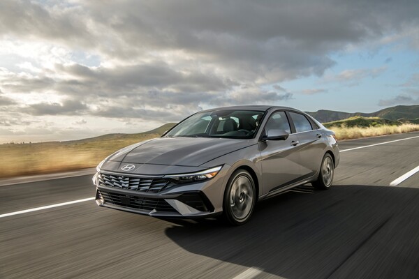 현대자동차그룹은 미국 유력 시사주간지 뉴스위크가 주최하는 ‘2024 뉴스위크 오토 어워즈’에서 현대차 6개, 기아 8개, 제네시스 3개 등 총 17개 부문상을 수상했다. 첫차 구매자를 위한 최고의 차량으로 선정된 현대차 아반떼./사진=현대자동차