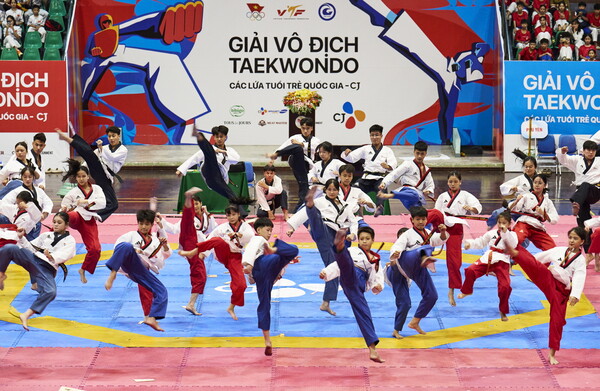 'CJ Youth National Taekwondo Championship' 이 베트남 띠엔장에서 2024년 8월 17일 개막했다. 행사 참가자들이 태권도 시범을 보이고 있다./CJ