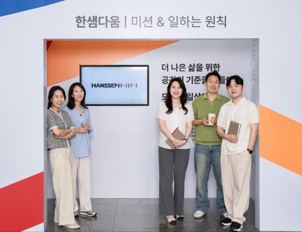 2024년 8월19일 한샘 직원들이 상암사옥 1층 로비에 마련된 '한샘다움' 부스에서 회사의 새로운 미션인 '한샘다움' 프로젝트'에 대해 이야기를 나누고 있다. /사진=정현민 기자