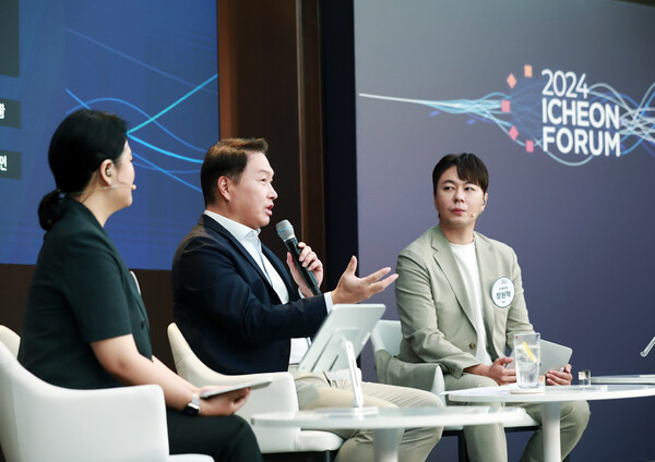 최태원 SK그룹 회장이 2024년 8월 21일 열린 '이천포럼 2024' 폐막 세션에서 구성원들과 질의응답 시간을 갖고 있다./사진=SK그룹