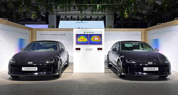 현대자동차·기아는 2024년 8월 22일 서울 중구 장충동 크레스트 72에서 ‘히트 테크 데이'를 개최하고 차량 내부의 온도를 조절해 실내 공간을 쾌적하게 만드는 세 가지 기술을 공개했다. 나노 쿨링 필름을 부착한 차량과 부착하지 않은 차량의 실내 온도 비교 모습./사진=현대자동차
