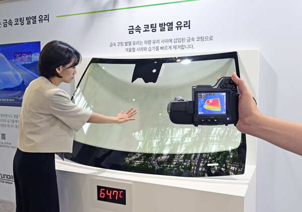 현대자동차·기아는 2024년 8월 22일 서울 중구 장충동 크레스트 72에서 ‘히트 테크 데이'를 개최하고 차량 내부의 온도를 조절해 실내 공간을 쾌적하게 만드는 세 가지 기술을 공개했다. 한 참석자가 금속 코팅 발열 유리를 확인하고 있다./사진=현대자동차