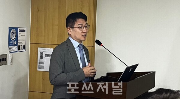 2024년 8월 22일 서울 여의도 국회의원회관에서 열린 '단통법 폐지 및 바람직한 가계통신비 저감 정책 마련' 정책토론회에서 신민수 한양대 경역학과 교수가 '단말기 유통법의 평가와 과제'를 주제로 발제하고 있다./사진=김지훈 기자