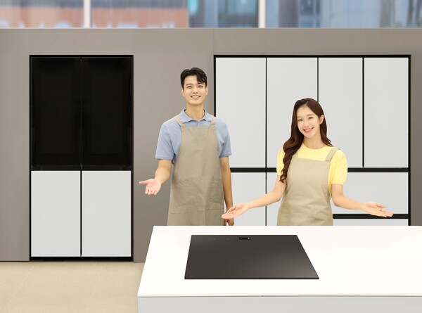 삼성전자 모델이 소비자에게 큰 호응을 얻고 있는 '비스포크 AI 하이브리드'와 '비스포크 AI 인덕션 인피니트 라인'을 소개하고 있다./2024.8.15. 삼성전자
