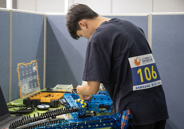 2024년 8월 26일 경북 구미시 박정희체육관에서 열린 ‘제59회 전국기능경기대회’에서 모바일로보틱스 직종 경기에 참가한 선수들이 과제를 수행하고 있다./사진=삼성전자