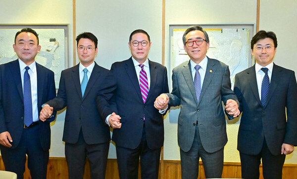 조현상 HS효성 부회장이 2024년 8월 26일 아시아태평양경제협력체(APEC) 기업인자문위원회(ABAC) 신규위원으로 선임됐다. 조현상 HS효성 부회장(왼쪽에서 세번째)과 조태열 외교부 장관(왼쪽에서 네번째) 등이 기념사진을 촬영하고 있다./사진=HS효성