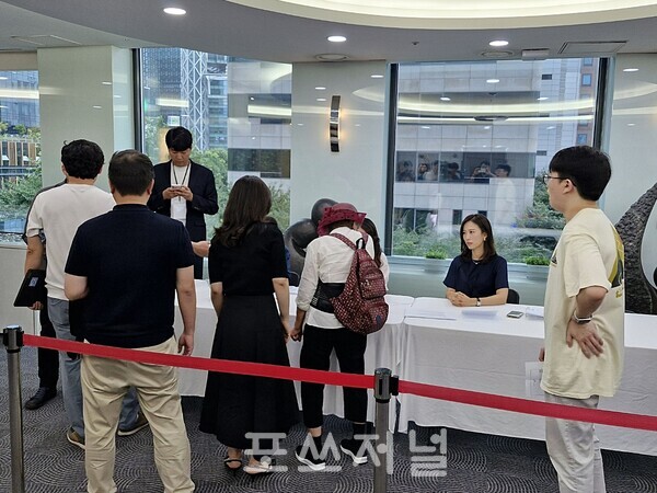 SK이노베이션과 SK E&S 간 합병 승인과 관련해 2024년 8월 27일 서울 종로구 SK서린빌딩에서 개최된 임시 주주총회에서 참석 주주들이 주주확인을 받고 있다./사진=서영길 기자