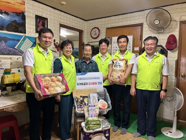 2024년 8월 28일 조은주 농신보 상무(왼쪽에서 2번째)와 동행봉사단이 ‘국가유공자 마음나눔’ 활동을 진행하고 국가유공자 윤박현씨와 기념 촬영을 하고 있다. /사진=농협