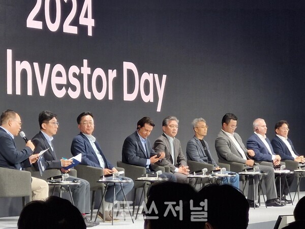 현대자동차는 2024년 8월 28일 서울 여의도 콘래드 호텔에서 투자자, 애널리스트, 신용평가사 담당자 등을 대상으로 '2024 CEO 인베스터 데이'를 개최했다. (왼쪽부터) 윤태식 현대차 IR팀장, 구자용 현대차 IR담당 전무, 이승조 현대차 재경본부장, 호세 무뇨스 현대차 글로벌 사장, 장재훈 현대차 사장, 송창현 현대차·기아 자동차 ADV본부 사장, 김흥수 현대차 글로벌 전략 본부 부사장, 켄 라미레즈 현대차 부사장, 김창환 현대차 전동화에너지솔루션담당 전무가 질문을 듣고 있다./사진=서영길 기자