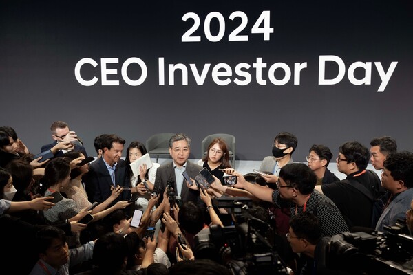 장재훈 사장이 행사 직후 기자들과 만나 질문에 답변하고 있다./사진=현대자동차