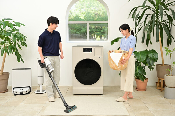 모델이 편리하고 여유로운 일상을 선사하는 삼성전자 AI 가전을 체험하고 있다 /사진=삼성전자