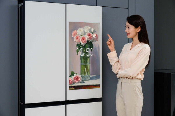 삼성전자 모델이 '비스포크 AI 패밀리허브' 냉장고의 '생성형 배경 화면'을 소개하고 있다. / 사진=삼성전자