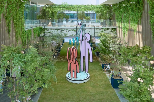 현대프리미엄아울렛 1층 잔디 중앙광장에 세계적인 그래픽 아티스트 장 줄리앙 작가와 협업해 조성한 ‘어반테라스’ 전경./2024.9.1. 현대백화점