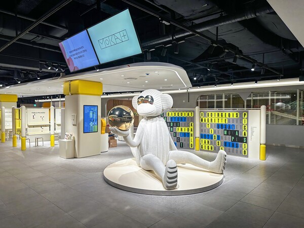 커넥트현대 1층에 배치된 약 5m 높이의 예술 작품 ‘더 비저너리’. 스페인을 대표하는 세계적인 산업 디자이너 '하이메 아욘'이 디자인한 상상 속의 동물 조각 작품. /사진=현대백화점