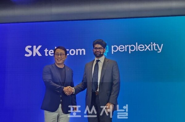 2024년 9월 4일 서울 중구 SKT타워 수펙스홀에서 유영상 SK텔레콤 대표(왼쪽)와 아라빈드 스리니바스 퍼플렉시티 공동 창업자 겸 CEO가 협약식 후 기념촬영을 하고 있다. /사진=정현민 기자