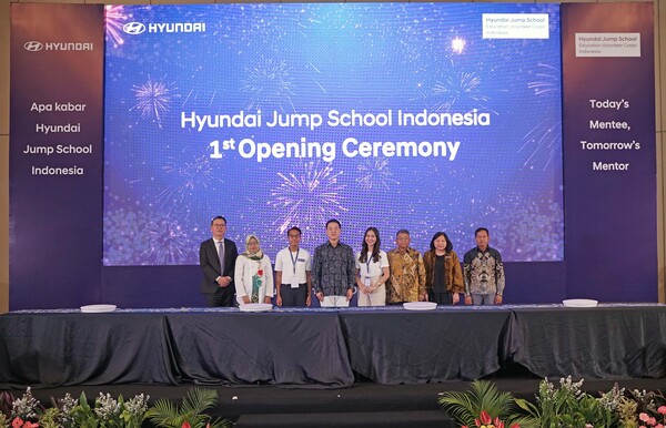 현대자동차그룹은 2024년 9월 3일(현지시간) 인도네시아 자카르타 쉐라톤 호텔에서 'H-점프스쿨 인도네시아' 1기 발대식을 개최했다. (왼쪽부터) 서창범 사단법인 점프 이사장, 주아리아 1기 학습센터 교장, 아드벤티우스 임마누엘 카로-카로 대학생 멘토, 차우준 현대차 인도네시아 판매법인 법인장, 나파 라이사 카밀라 대학생 멘토, 데디 프리아디 인도네시아 국립대학교 부총장, 안젤리나 테오도라 월드비전 인도네시아 전국지부장, 루트피 하르토노 1기 학습센터 교장 등 관계자들이 기념촬영을 하고 있다./사진=현대자동차그룹