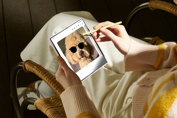 모델이 '갤럭시 Z 폴드6'로 간단한 스케치를 정교한 AI 이미지로 변환하는 '스케치 변환' 기능을 시연하고 있다. /사진=삼성전자