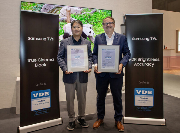 삼성전자 영상디스플레이사업부 김용재 부사장(왼쪽)과 스벤 오케 VDE 마케팅·영업담당 사장이 2024년 9월 5일 독일 베를린 IFA 삼성 전시관에서 진행된 화질 우수성 인증 수여식에서 기념 촬영을 하고 있다. / 사진=삼성전자