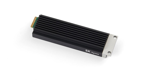 SK하이닉스가 2024년9월11일 공개한 데이터센터용 SSD 'PED110 E1.S'./이미지=SK하이닉스