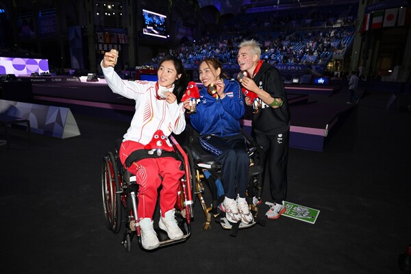 2024 파리 패럴림픽 휠체어 펜싱 여자 플뢰레(스포츠 등급 B) 공동 취재구역에서 송샤오(중국), 사이수니 자나(태국), 베아트리체 비오(이탈리아) 선수가 빅토리 셀피를 찍고 있다./사진=삼성전자