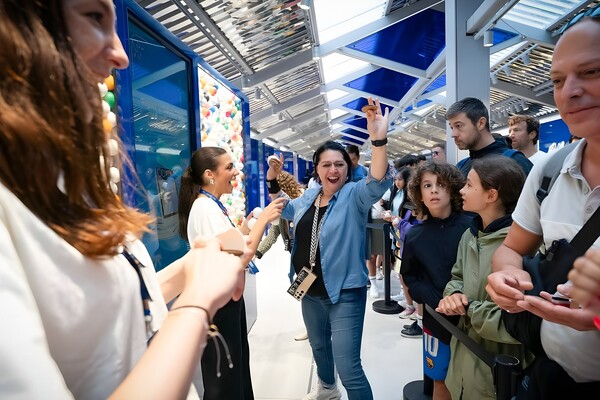파리 마리니 광장에 위치한 ‘삼성 올림픽 체험관’에서 관람객들이 삼성 올림픽 핀 챌린지에 참여하고 있다./사진=삼성전자