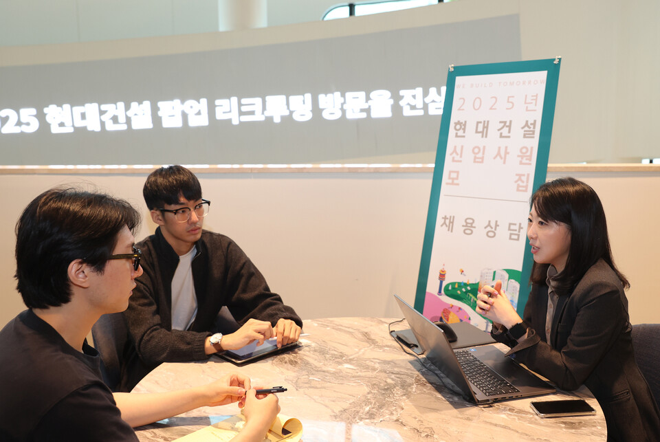 9월 10일~13일 디에이치 갤러리에서 열린 현대건설 팝업 리크루팅에서 인사담당자가 참석자와 채용 상담을 하고 있다./사진=현대건설