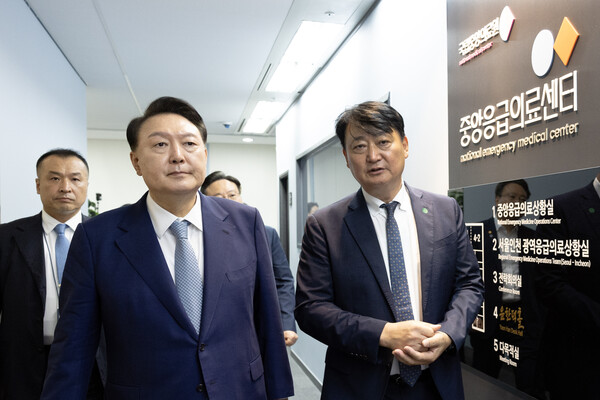 윤석열 대통령이 2024년 9월 13일 서울 중구 중앙응급의료센터를 찾아 김성중 센터장(오른쪽)으로부터 센터 현황에 대한 설명을 들으며 중앙응급의료상황실로 이동하고 있다./사진=대통령실