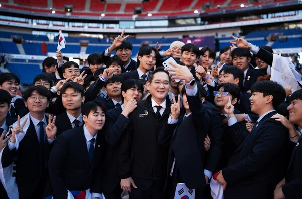2024년 9월 15일(현지시간) 프랑스 리옹 소재 그루파마스타디움에서 열린 국제기능올림픽 폐회식에 참석한 이재용 회장이 국가대표 선수단과 셀피를 촬영하고 있다./삼성전자