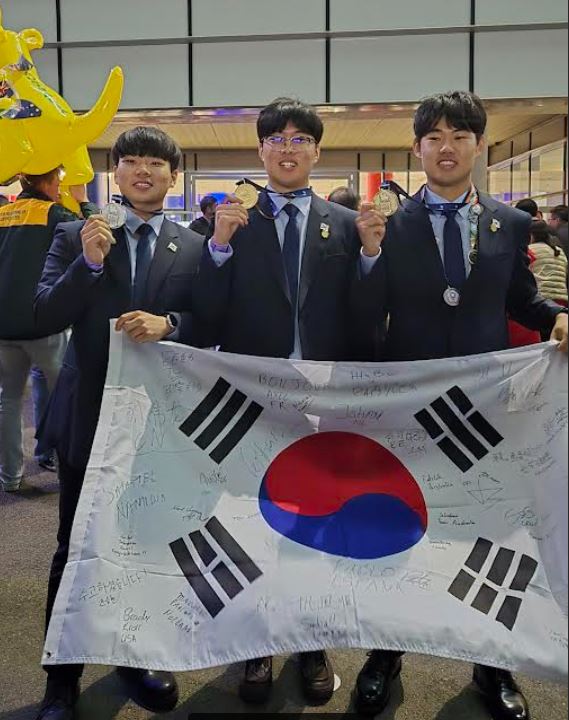 HD현대중공업이 2024년 9월 10일부터 15일까지 프랑스 리옹에서 열린 '제 47회 국제기능올림픽'에 직원 3명이 출전해 금메달 1개, 은메달 1개, 동메달 1개를 획득하며 전원 입상했다. 왼쪽부터 강도영, 김준수, 김동현 선수./HD현대중공업