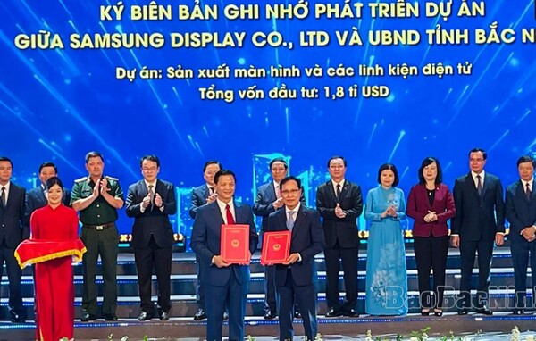 2024년 9월 22일(현지시간) 베트남 박닌성, 삼성디스플레이 관계자들이 투자 양해각서를 교환하고 있다./ 사진=박닌 뉴스페이퍼