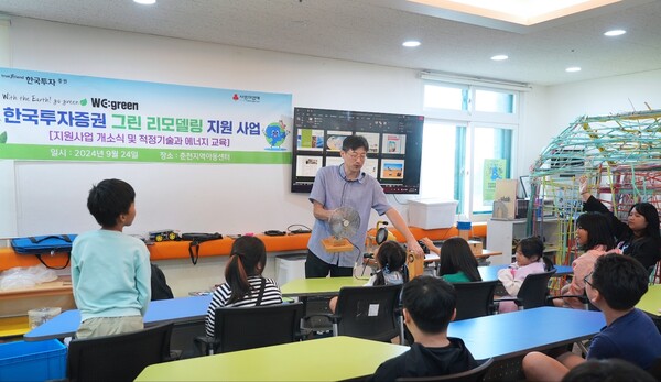 2024년 9월 23일 오전 서울 종로구 중부교육지원청에서 진행된 업무협약식에 (왼쪽부터)박경중 LG유플러스 대외협력담당 상무, 강삼구 서울특별시중부교육지원청 교육장, 김범준 피플즈 대표가 협력을 다짐하며 기념촬영을 하고 있다./사진=LG유플러스