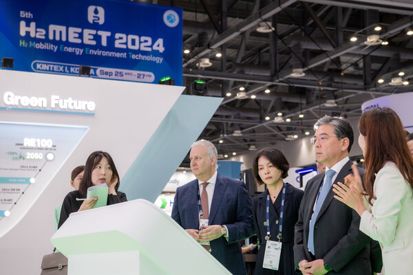2024년 9월 25일 경기도 고양시 킨텍스에서 열린 ‘H2 MEET 2024’ 행사에서 장재훈 현대차 대표이사 사장이 현대차그룹 부스를 둘러보고 있다. /사진=현대차