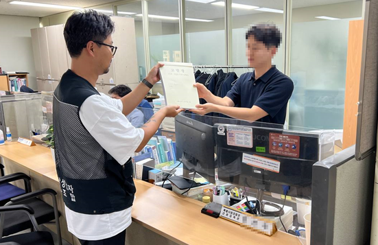 2024년 9월 24일 강기욱 전국삼성전자노동조합 정책부장이 고용노동부 경기지청에 고발장을 접수하고 있다./사진=전국삼성전자노동조합