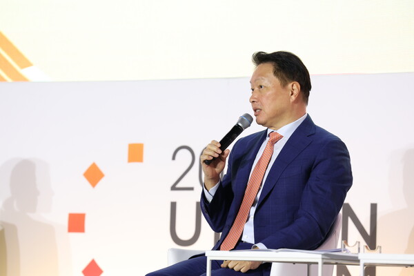 최태원 SK그룹 회장이 2024년 9월 25일 울산전시컨벤션센터에서 열린 ‘2024 울산포럼’ 폐회식에 참석해 기술과 문화를 활용한 울산의 혁신방안에 대해 설명하고 있다./사진=SK