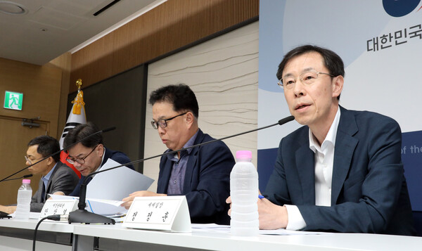 정정훈 기획재정부 세제실장(오른쪽)이 2024년 9월 25일 정부세종청사에서 2024년 세수 재추계 결과 및 대응 방향에 관해 설명하고 있다. /사진=연합뉴스