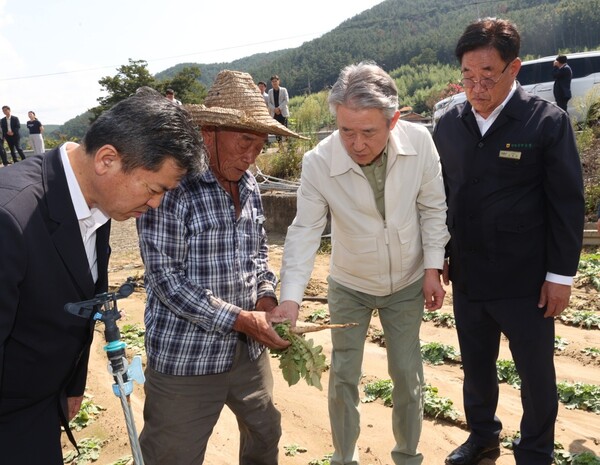 2024년 9월 27일 경상남도 진주시 폭우피해 농가 현장을 방문한 강호동 농협중앙회장(흰색 점퍼 착용)이 피해농업인을 위로하고 있다. /사진=농협