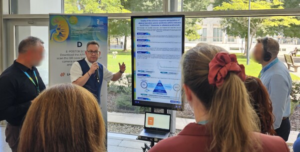 2024년 9월 27일, 스페인 발렌시아에서 열린 유럽 소아신장학회(ESPN)에서 데이비드 카바나 영국 뉴캐슬대학 의과대학 교수가 학회 참가자들을 대상으로 삼성바이오에피스 희귀질환 치료제 ‘에피스클리’의 오리지널 의약품 aHUS 적응증 외삽 관련 종합 근거를 설명하고 있다. /사진=삼성바이오에피스