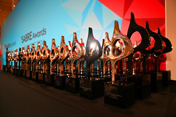 현대차가 ‘메이드 쿨러 바이 현대(Made Cooler by Hyundai)’ 캠페인으로 세계 최대 PR 시상식인 ‘2024 아시아-태평양 세이버 어워즈(SABRE Awards Asia Pacific 2024)’ 자동차 부문에서 단독 수상했다. 2024 아태 세이버 어워즈의 트로피./2024.9.29.현대차